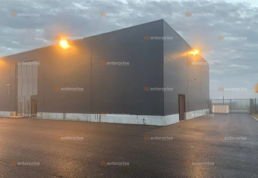 Local d’activités dans Lestrem à louer - Photo de l’immeuble – Image 2 sur 10