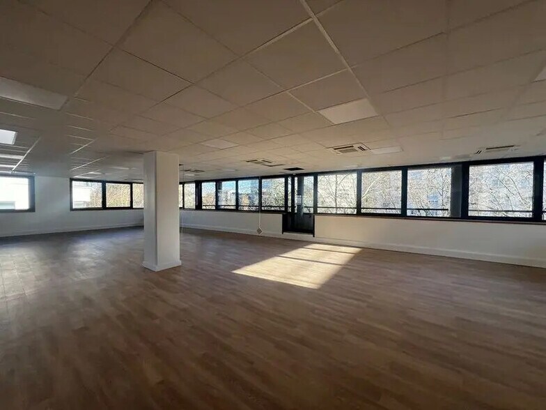Bureau dans La Garenne-Colombes à vendre - Photo de l’immeuble – Image 1 sur 18
