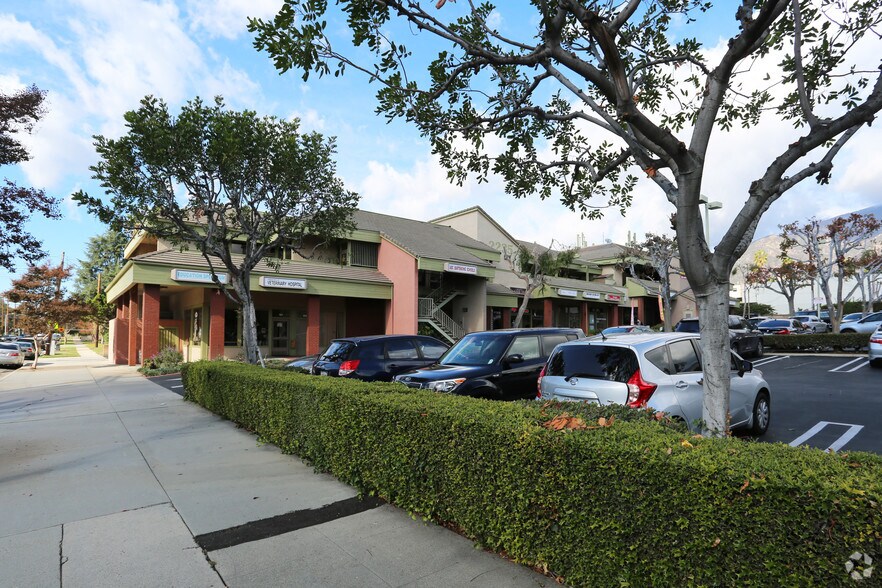 2235 Lake Ave, Altadena, CA à louer - Photo de l’immeuble – Image 2 sur 6