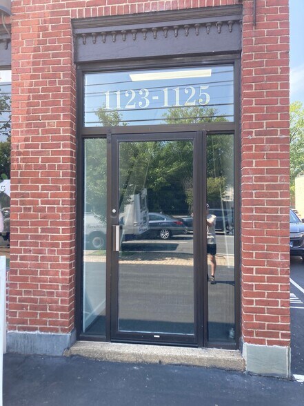 1123-1125 New Britain Ave, West Hartford, CT à louer - Photo de l’immeuble – Image 2 sur 5