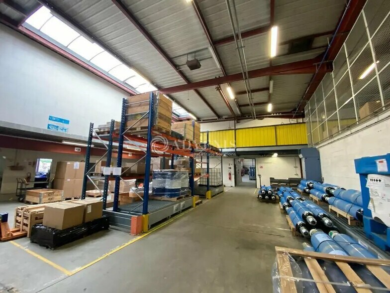 Industriel/Logistique dans Buc à louer - Photo de l’immeuble – Image 3 sur 8