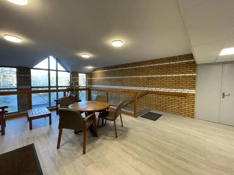 Bureau dans Champs-sur-Marne à louer - Photo de l’immeuble – Image 2 sur 4