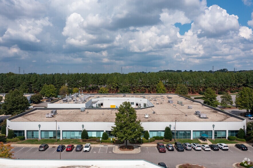 635 Davis Dr, Morrisville, NC à louer - Photo de l’immeuble – Image 3 sur 7