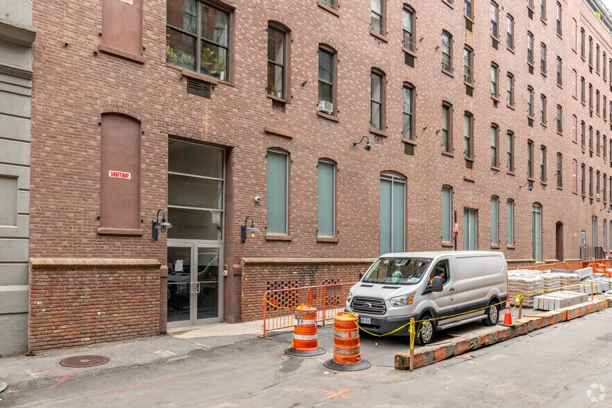 215 Water St, Brooklyn, NY à louer - Photo de l’immeuble – Image 3 sur 4