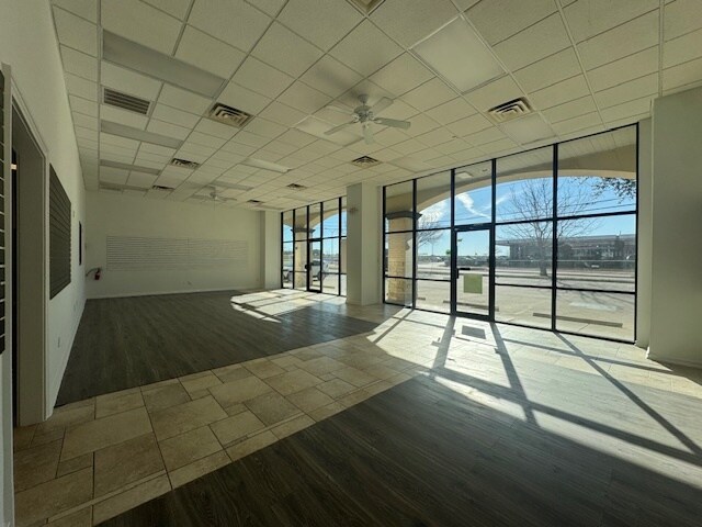 1585 E Broad St, Mansfield, TX à louer - Photo intérieure – Image 2 sur 13