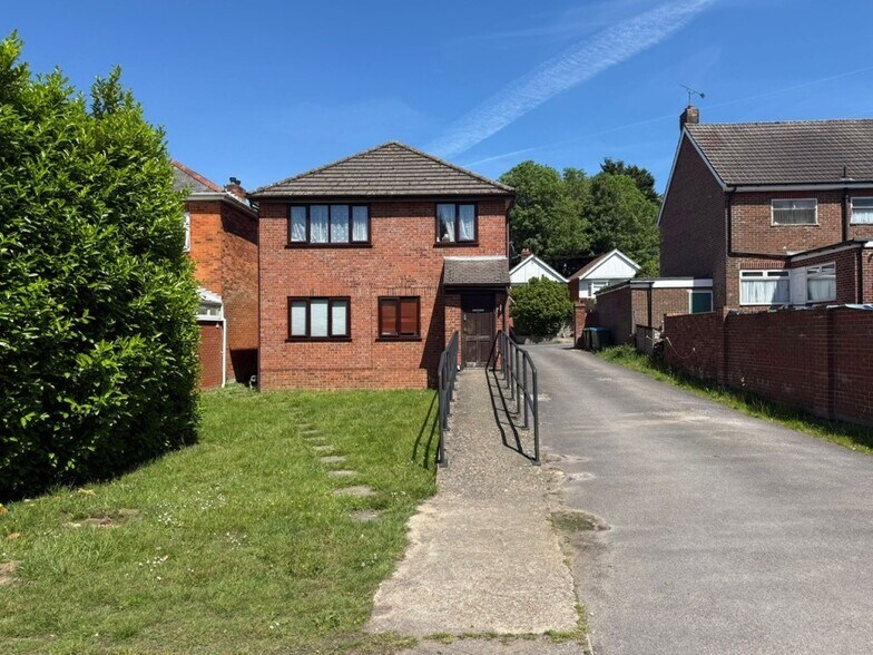 161 Woodmill Ln, Southampton à vendre - Photo de l’immeuble – Image 1 sur 12