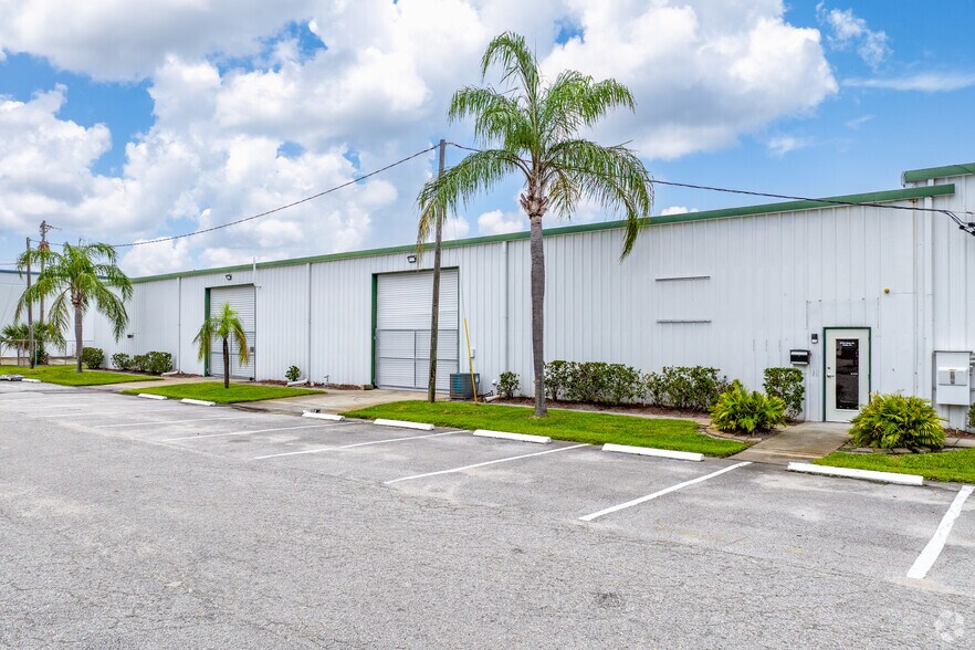 1720 Main St NE, Palm Bay, FL à louer - Photo de l’immeuble – Image 3 sur 30