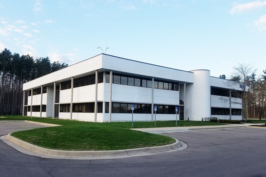 2655 E Oakley Park Rd, Commerce Township, MI à louer - Photo principale – Image 1 sur 5