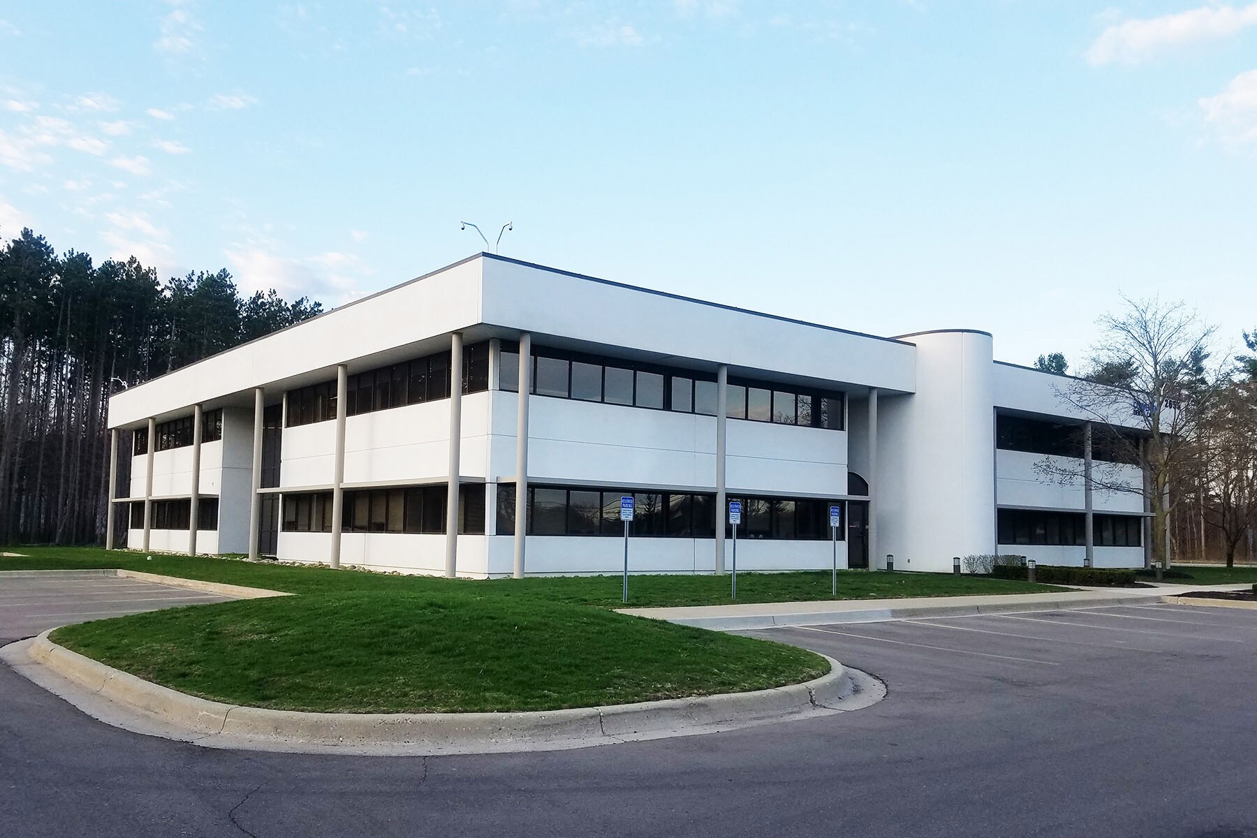 2655 E Oakley Park Rd, Commerce Township, MI à louer Photo principale– Image 1 sur 6