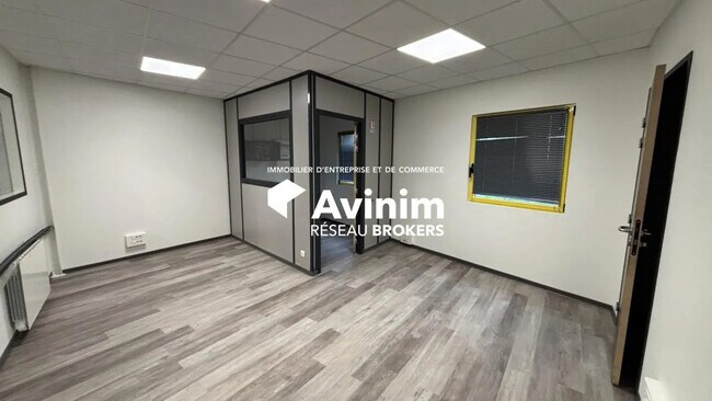 Plus de détails pour Local d'activités à louer