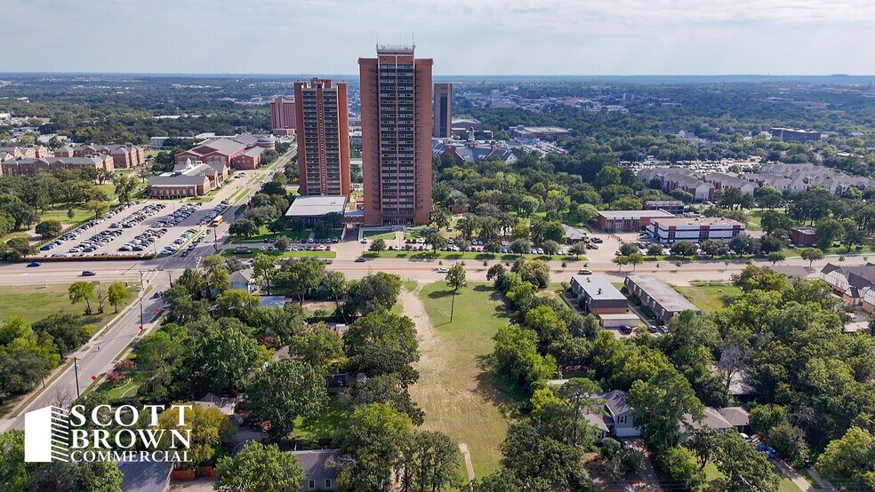 415 University Drive, Denton, TX à vendre - Photo de l’immeuble – Image 3 sur 11