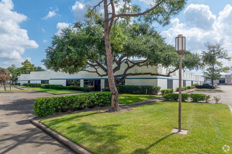 2748-2758 Bingle Rd, Houston, TX à louer - Photo de l’immeuble – Image 2 sur 18
