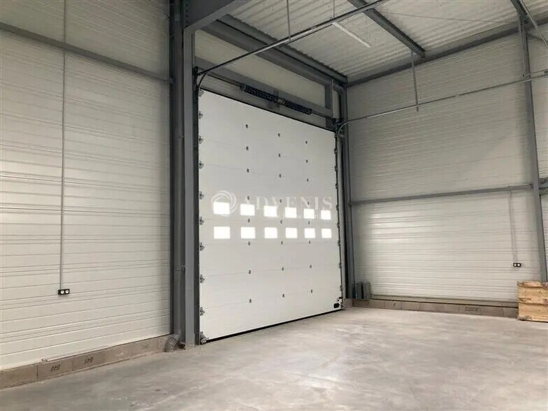 Local d’activités dans La Chaussée-Saint-Victor à louer - Photo intérieure – Image 3 sur 5