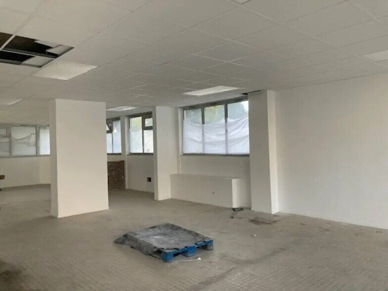 Local d’activités dans Trappes à louer - Photo de l’immeuble – Image 3 sur 9
