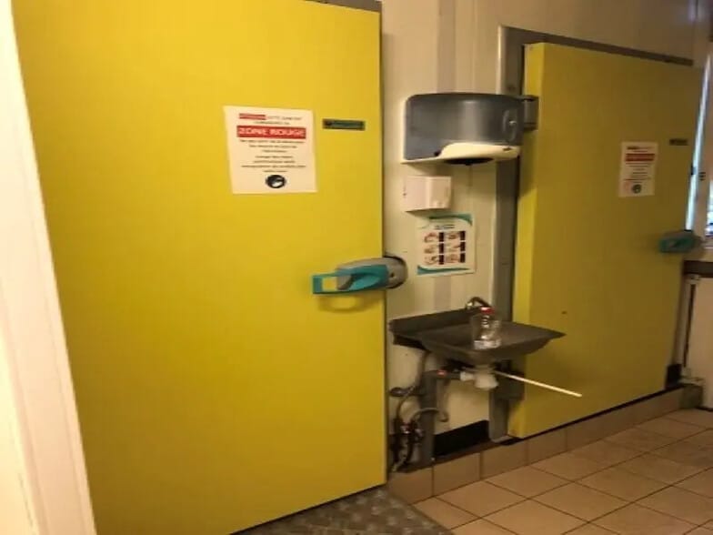 Local d’activités dans Voisins-le-Bretonneux à louer - Photo de l’immeuble – Image 3 sur 4
