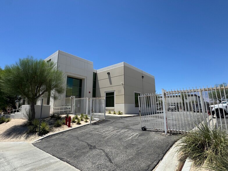 30695 Hill St, Thousand Palms, CA à louer - Photo de l’immeuble – Image 2 sur 16