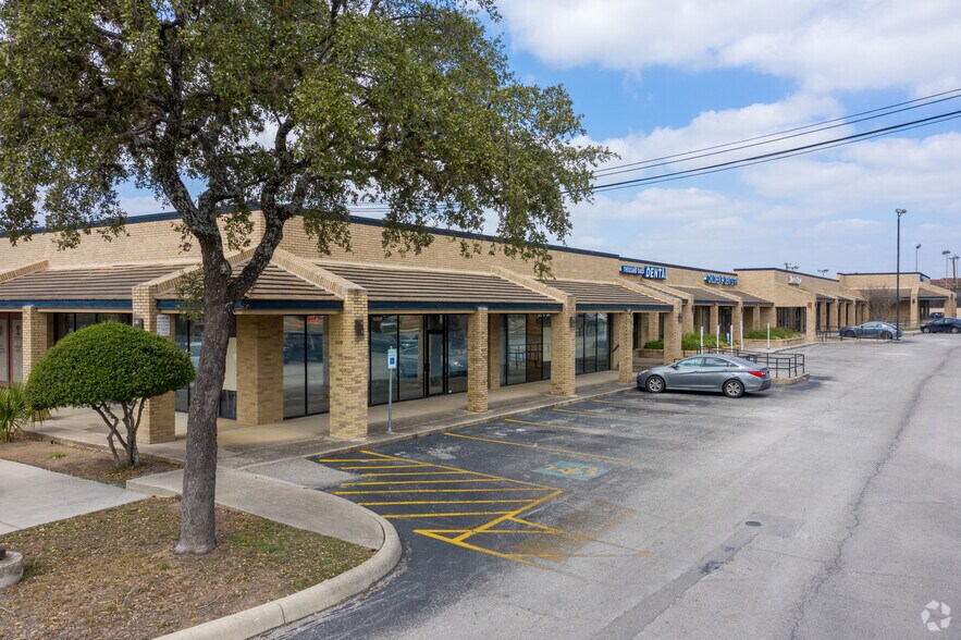 2235 Thousand Oaks Dr, San Antonio, TX à louer - Photo de l’immeuble – Image 3 sur 12