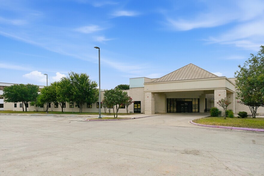 7400 Barlite Blvd, San Antonio, TX à louer - Photo de l’immeuble – Image 2 sur 21