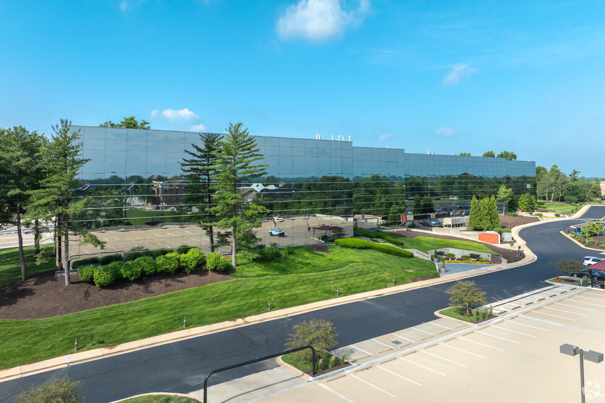 500 Maryville Centre Dr, Saint Louis, MO à louer Photo principale– Image 1 sur 6