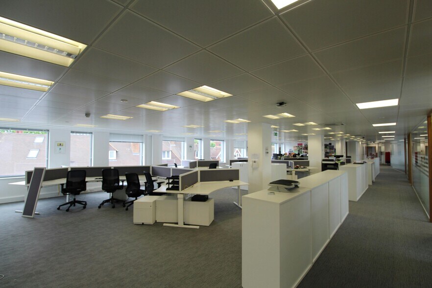 Station Appr, West Byfleet à louer - Photo de l’immeuble – Image 3 sur 7