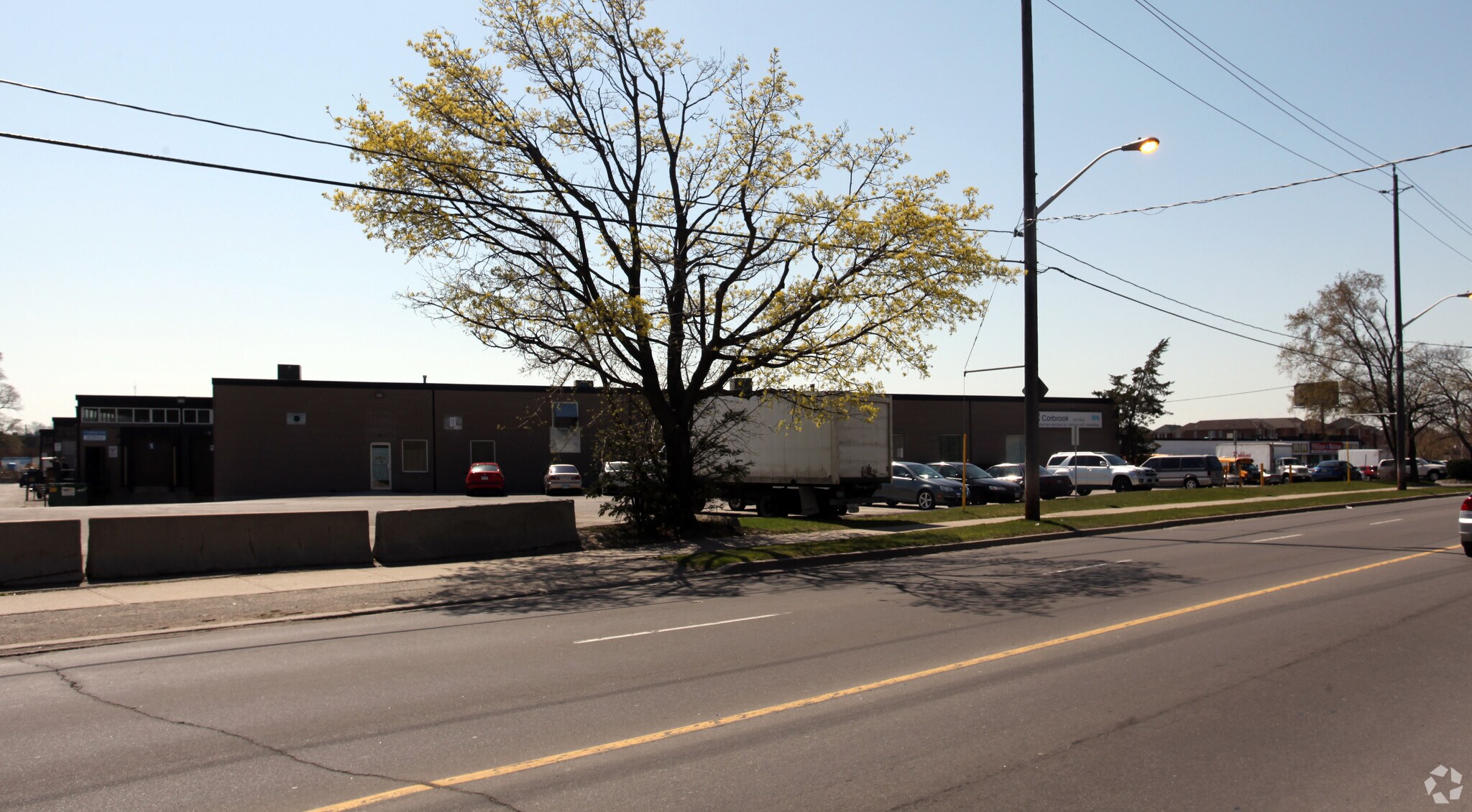 581-597 Trethewey Dr, Toronto, ON à louer Photo principale– Image 1 sur 6