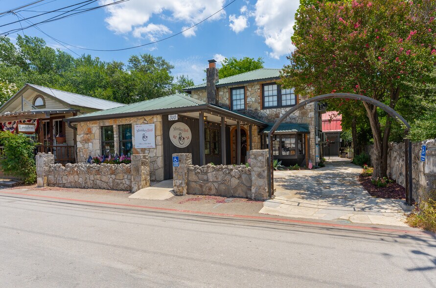 310 Wimberley Sq, Wimberley, TX à vendre - Photo de l’immeuble – Image 1 sur 32