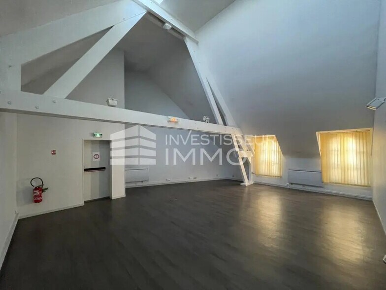 Bureau dans Fontainebleau à louer - Photo de l’immeuble – Image 3 sur 10
