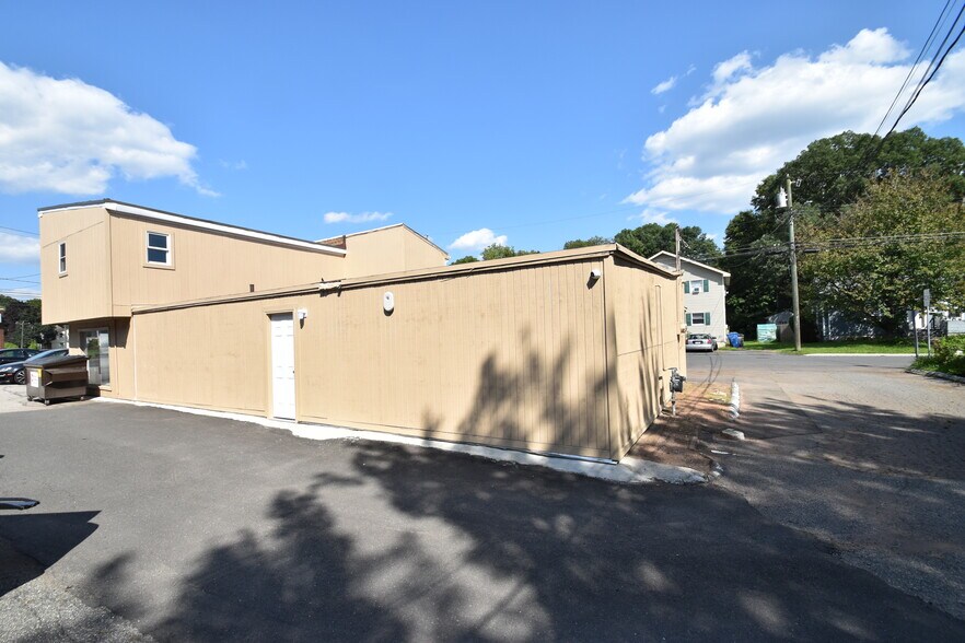 172 Middle Tpke W, Manchester, CT à vendre - Photo de l’immeuble – Image 3 sur 13