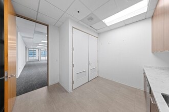 4270 Executive Sq, La Jolla, CA à louer Photo intérieure– Image 2 sur 12