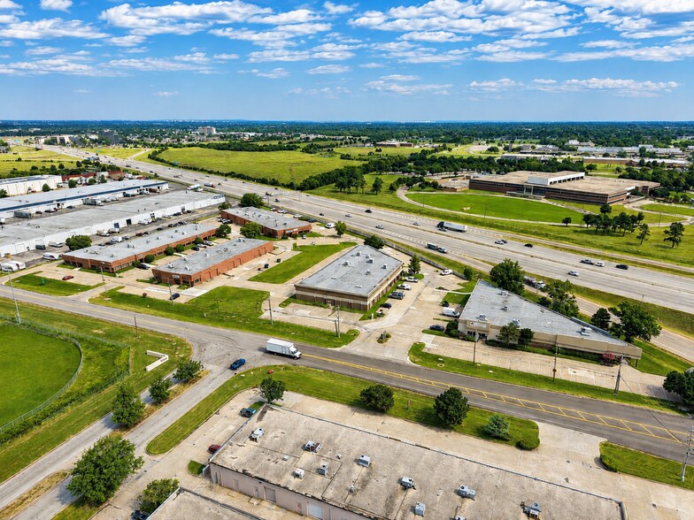 12101 E 51st St, Tulsa, OK à louer - Photo de l’immeuble – Image 2 sur 36