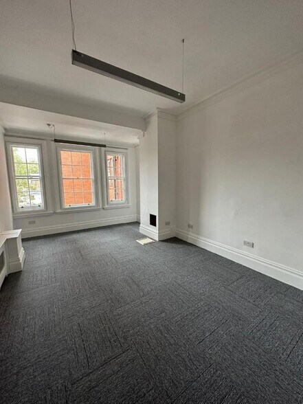 100 Hammersmith Rd, Londres à louer - Photo de l’immeuble – Image 3 sur 23