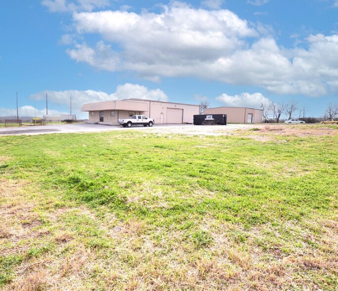 2771 S Foster Rd, San Antonio, TX à louer - Photo de l’immeuble – Image 1 sur 2