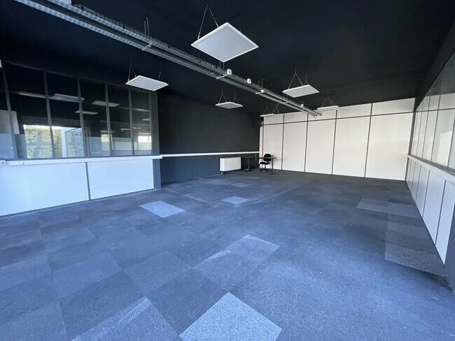 Plus de détails pour Local commercial à louer