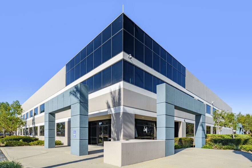 1260 S Dupont Ave, Ontario, CA à louer - Photo de l’immeuble – Image 2 sur 11