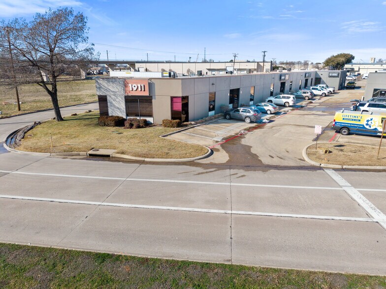 1911 Old Denton Rd, Carrollton, TX à louer - Photo principale – Image 1 sur 5