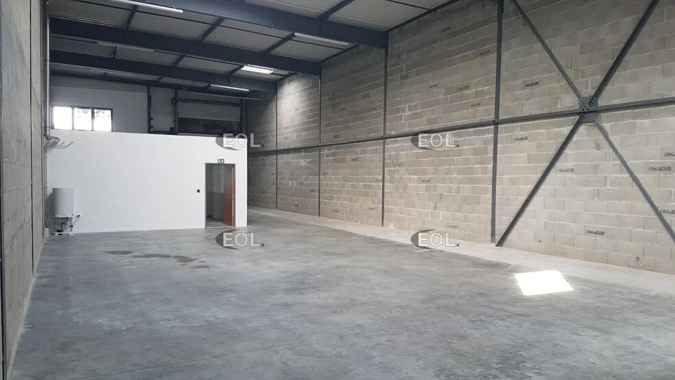 Local d’activités dans Saint-Priest à louer - Photo intérieure – Image 2 sur 7