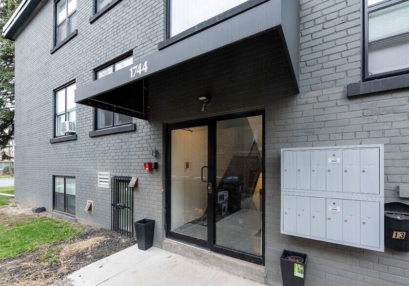 1738 & 1744 WILSON AVENUE portefeuille de 2 biens à vendre sur LoopNet.fr - Photo de l’immeuble – Image 2 sur 6