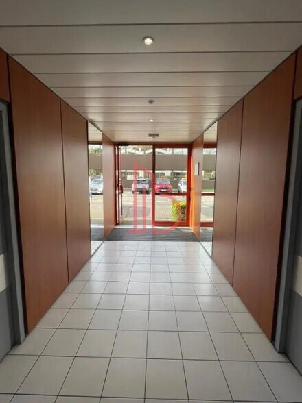 Bureau dans Gradignan à louer - Hall d’entrée – Image 3 sur 6