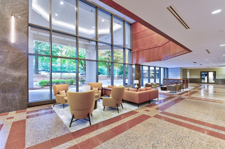 3737 Glenwood Ave, Raleigh, NC à louer - Hall d’entrée – Image 3 sur 7