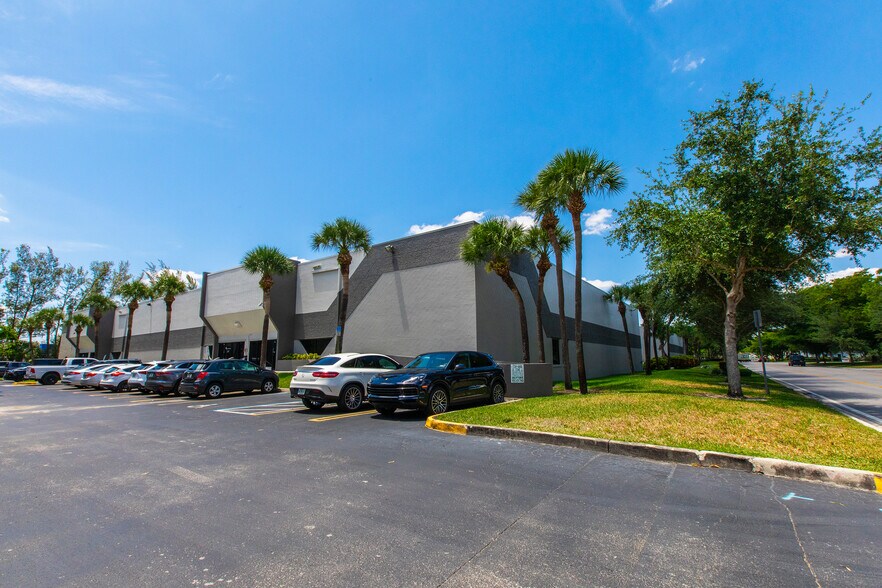 8800-8870 NW 24th Ter, Miami, FL à louer - Photo de l’immeuble – Image 3 sur 3