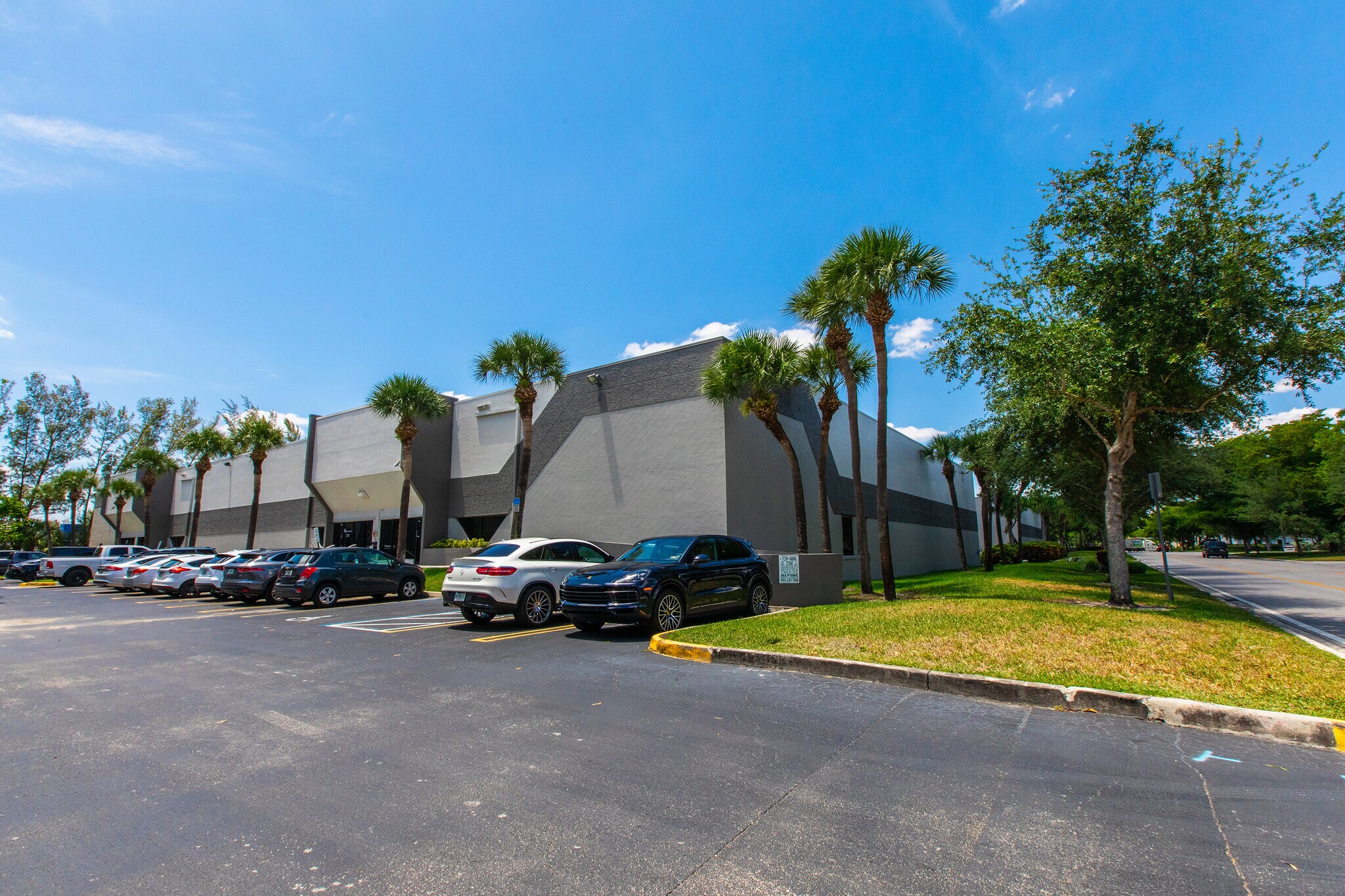 8800-8870 NW 24th Ter, Miami, FL à louer Photo de l’immeuble– Image 1 sur 4