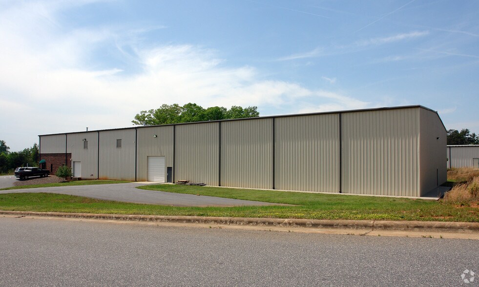645 11th Ave Blvd SE, Hickory, NC à louer - Photo de l’immeuble – Image 3 sur 9