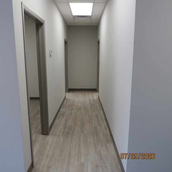 5710 Clarewood Dr, Houston, TX à louer - Photo de l’immeuble – Image 2 sur 14
