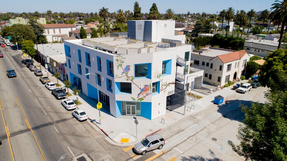 5124 W Adams Blvd, Los Angeles, CA à louer - Photo de l’immeuble – Image 3 sur 3