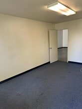 70 Glenn Way, San Carlos, CA à louer Photo de l’immeuble– Image 2 sur 3
