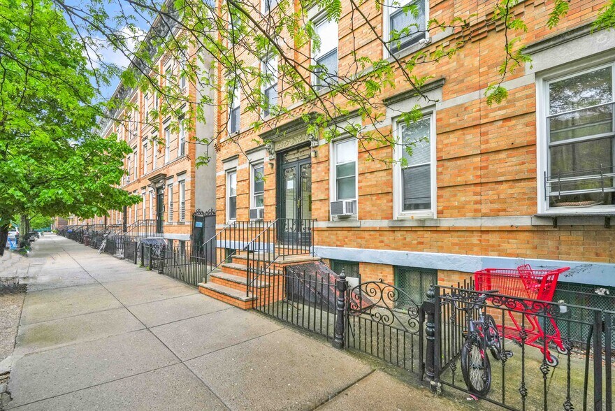 6424 Madison St, Ridgewood, NY à vendre - Photo de l’immeuble – Image 2 sur 18