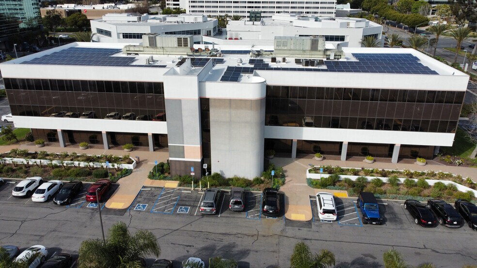 201 Continental Blvd, El Segundo, CA à louer - Photo de l’immeuble – Image 2 sur 9