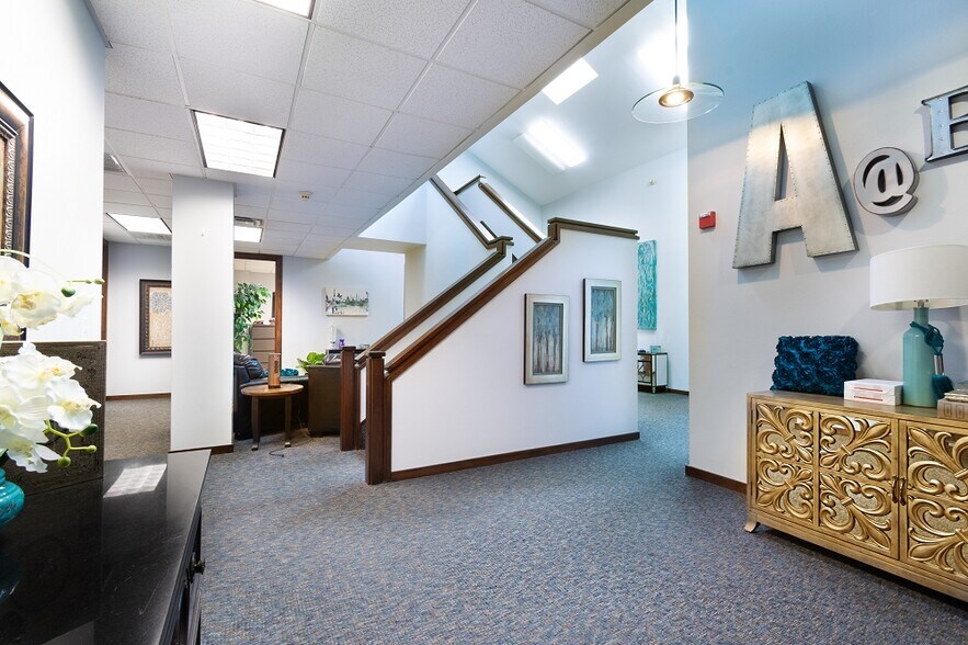 16250 Knoll Trail Dr, Dallas, TX à vendre - Hall d’entrée – Image 2 sur 11