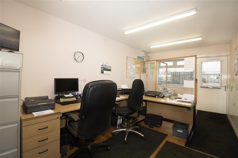 Mearns Motors Limited, Laurencekirk, ABD AB30 1EY - Lot 12-13 - - Photo intérieure - Image 2 of 8