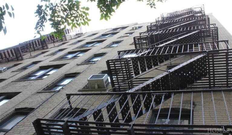 1070 Ogden Ave, Bronx, NY à louer - Photo de l’immeuble – Image 3 sur 21